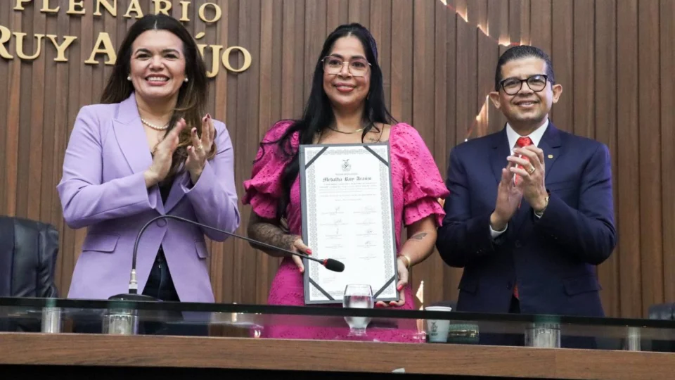 Delegada Joyce Coelho recebe a Medalha Ruy Araújo na Aleam
