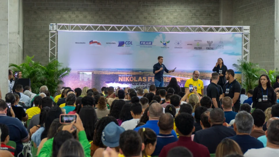 Nikolas Ferreira atrai grande público com sua palestra “Cristão e a Política” em Manaus