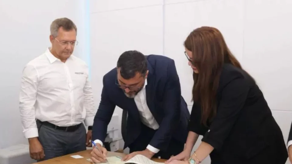 Wilson Lima assina concessão para exploração de gás e petróleo na região do Urucu, em Coari