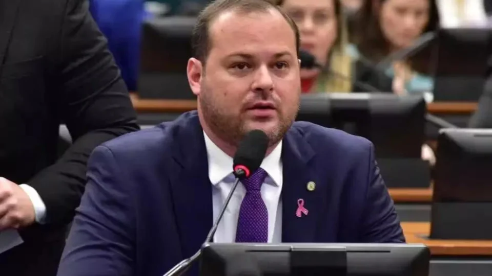 Vice-líder de Lula deixa posto após propor endurecer lei contra invasões de terra