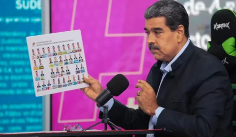 Imagem do ditador Nicolás Maduro aparece 13 vezes em cédula de votação