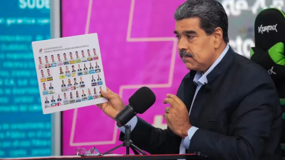 Imagem do ditador Nicolás Maduro aparece 13 vezes em cédula de votação