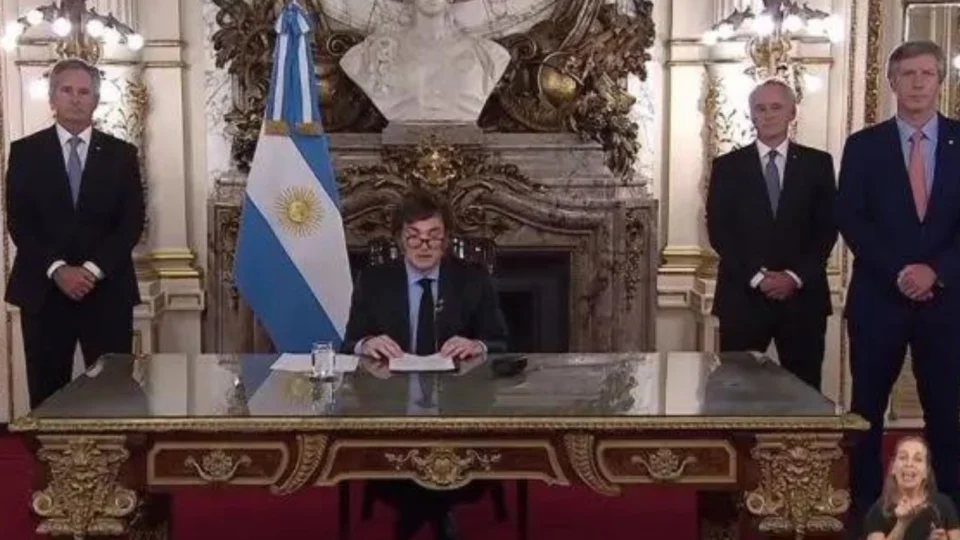 Milei anuncia superávit primário inédito na Argentina desde 2008