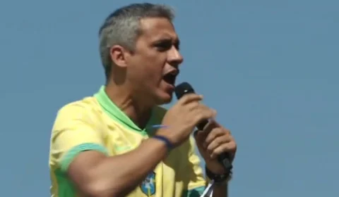 Gustavo Gayer faz discurso em inglês para Elon Musk durante ato pró-Bolsonaro