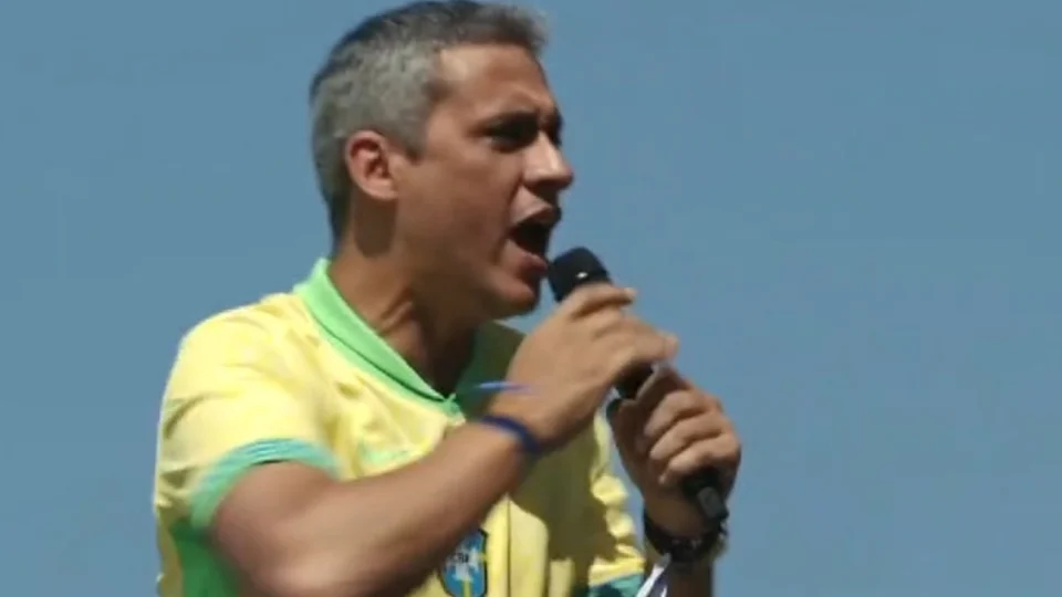 Gustavo Gayer faz discurso em inglês para Elon Musk durante ato pró-Bolsonaro