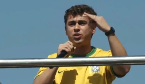 Nikolas Ferreira pede aplausos para Elon Musk em ato democrático