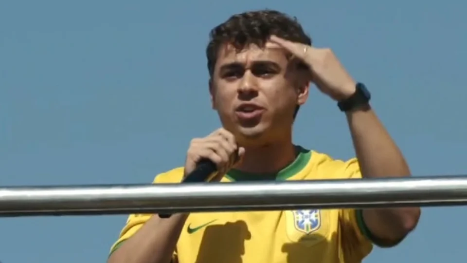 Nikolas Ferreira pede aplausos para Elon Musk em ato democrático