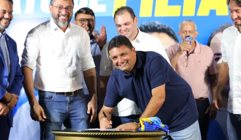 Presidente do União Brasil Amazonas, Wilson Lima, assina filiação do vereador Caio André no partido