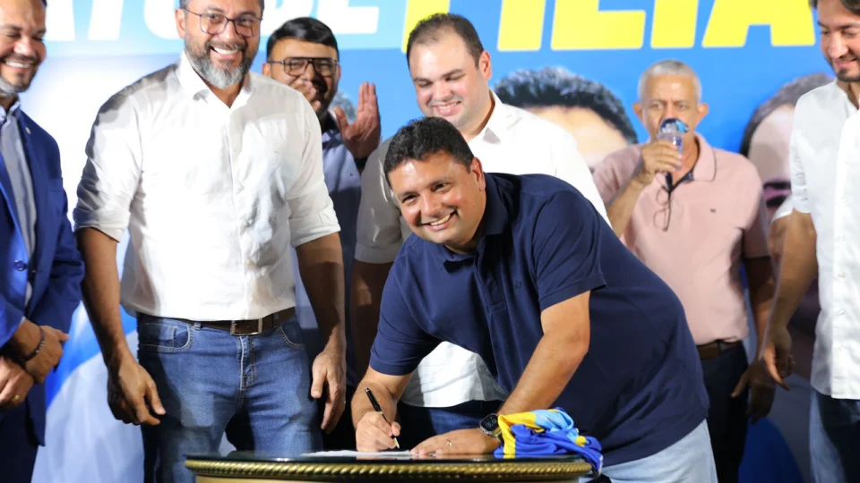 Presidente do União Brasil Amazonas, Wilson Lima, assina filiação do vereador Caio André no partido