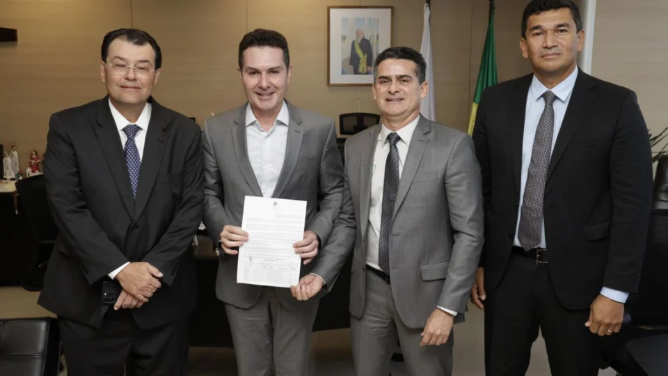 Em ano eleitoral, David faz parceria com Lula e Braga e anunciam convênio para moradias