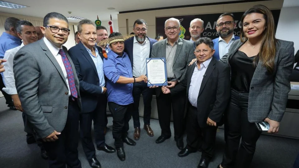 Wilson Lima assina licença da exploração do potássio em Autazes