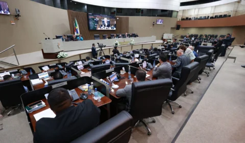 CMM rejeita urgência para projeto da prefeitura que dá aumento de R$ 30 para professores