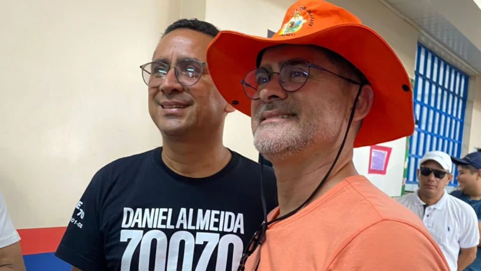 TRE-AM mantém David Almeida elegível e assegura mandato do irmão do prefeito