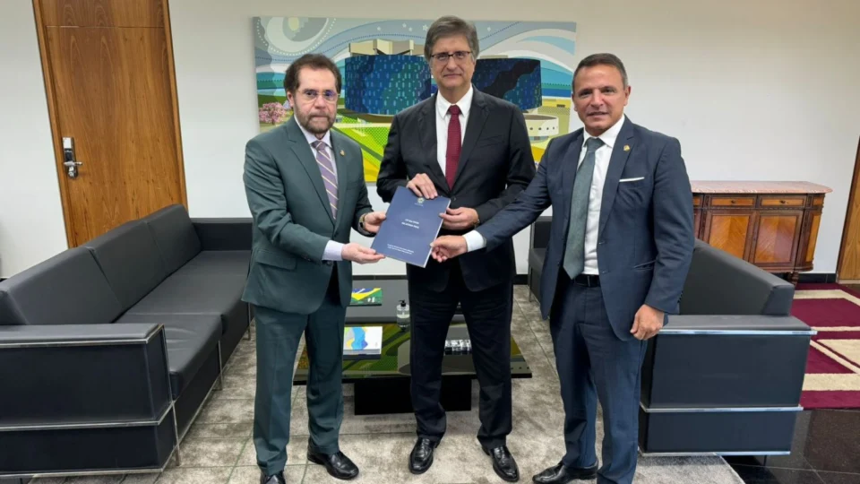 Presidente e relator da CPI das ONGs entregam relatório a Paulo Gonet