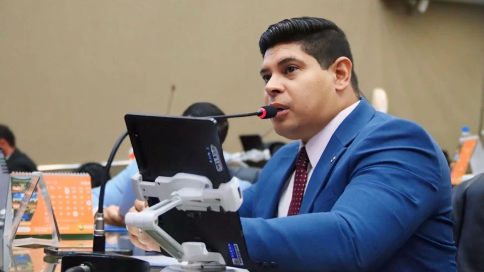 Garantia de até dois acompanhantes para autistas nas unidades de saúde é aprovada na Aleam