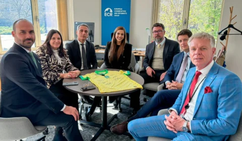 Ao lado de Eduardo Bolsonaro, Débora Menezes e comitiva denunciam abusos, censuras e violações