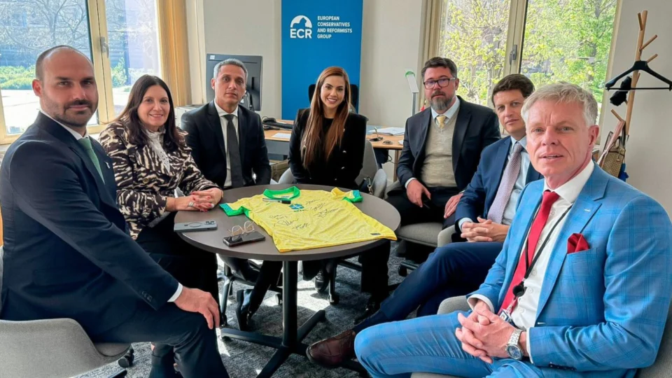 Ao lado de Eduardo Bolsonaro, Débora Menezes e comitiva denunciam abusos, censuras e violações