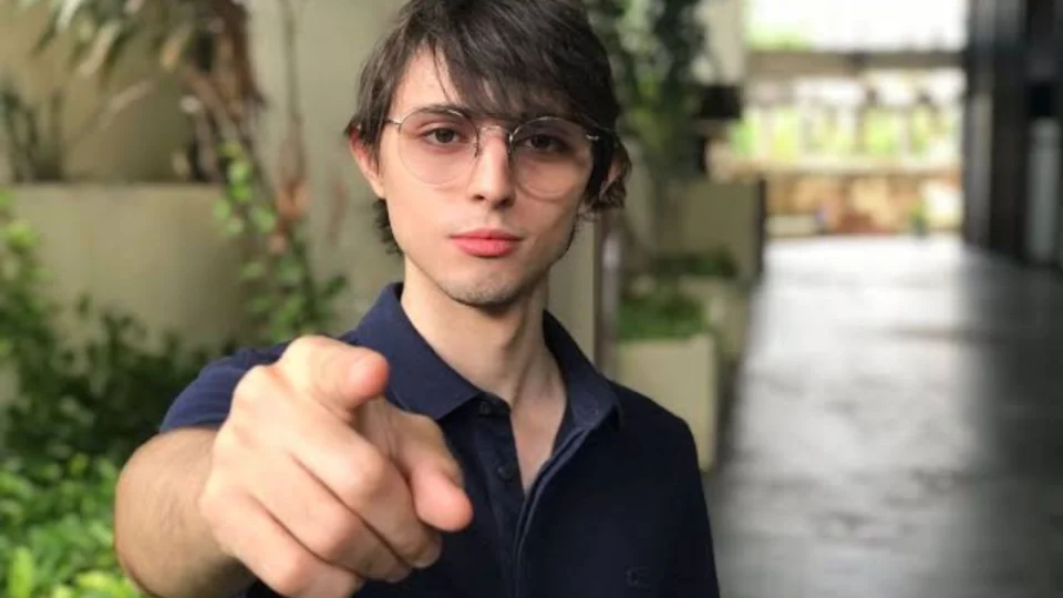 Amom vence todos em segundo turno, aponta nova pesquisa