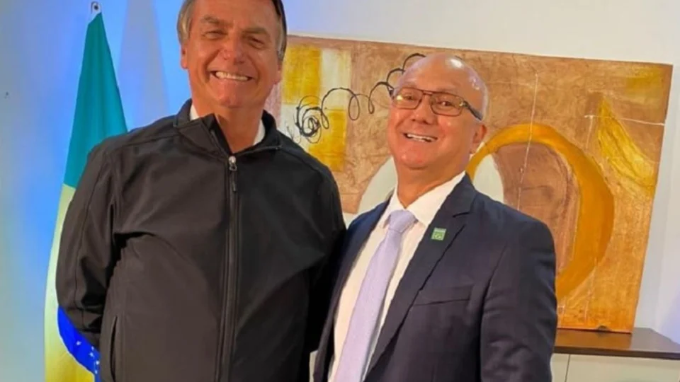 Menezes confirma presença e convida público para evento com Bolsonaro em defesa da democracia