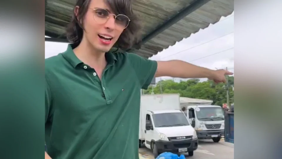 Amom retira lixo de igarapé, mas é barrado em entrada de aterro sanitário