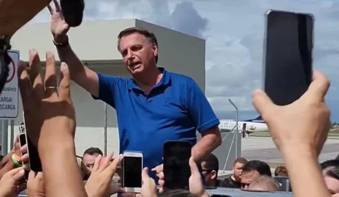 Bolsonaro se irrita com apoiadores em sua chegada na Paraíba