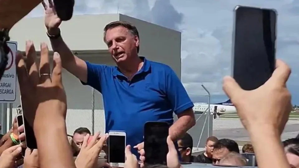 Bolsonaro se irrita com apoiadores em sua chegada na Paraíba
