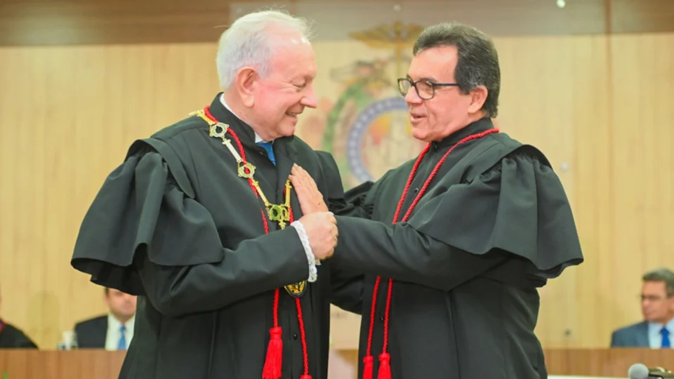 João Simões e Airton Gentil tomam posse como presidente e vice do TRE-AM em mandato tampão