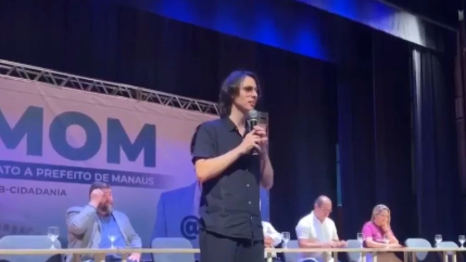 Amom afirma desconhecer pesquisa em que aparece em queda