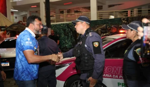 Em Parintins, Wilson Lima entrega lancha, fuzis e viaturas para a segurança