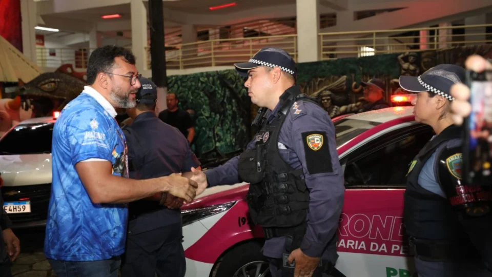 Em Parintins, Wilson Lima entrega lancha, fuzis e viaturas para a segurança