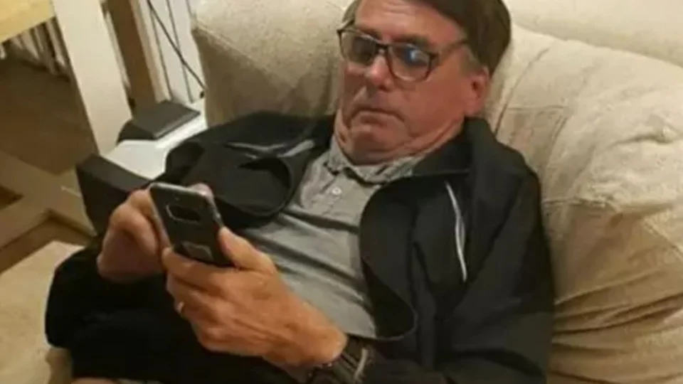 Bolsonaro ensina como desativar restrição de conteúdo político no Instagram