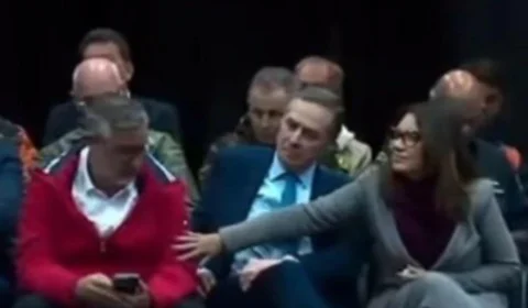 Janja dá cutucada em Paulo Pimenta por estar em celular durante discurso do Lula