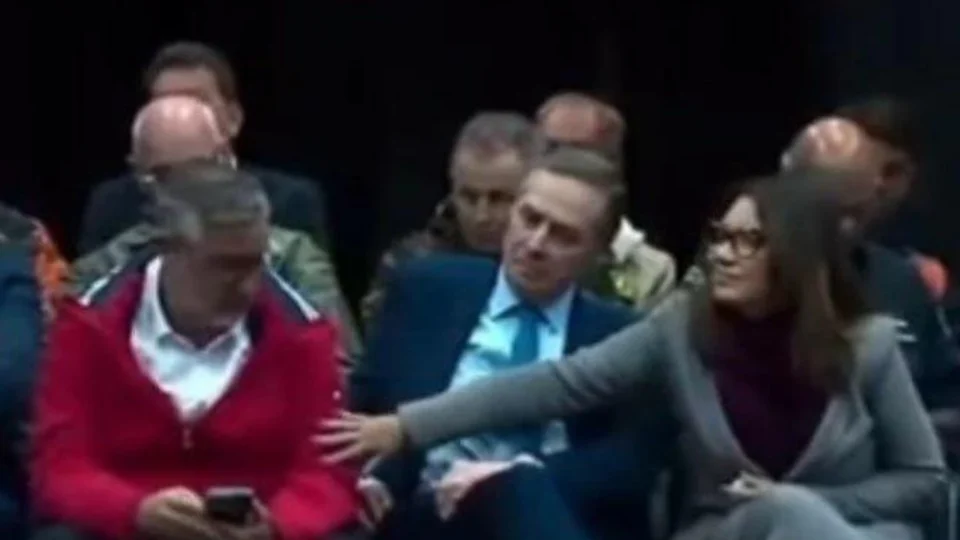 Janja dá cutucada em Paulo Pimenta por estar em celular durante discurso do Lula