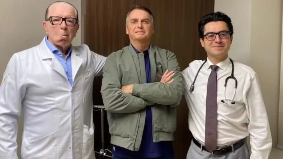 Bolsonaro deixa hospital em São Paulo e volta para Brasília