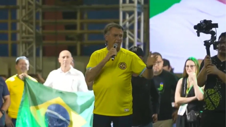 ‘Não vamos desistir do nosso Brasil’, discursa Bolsonaro em Manaus