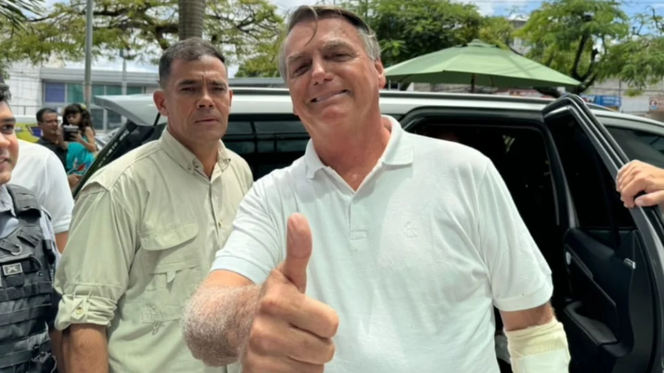 Após evento do PL, Bolsonaro recebe atendimento médico em hospital de Manaus