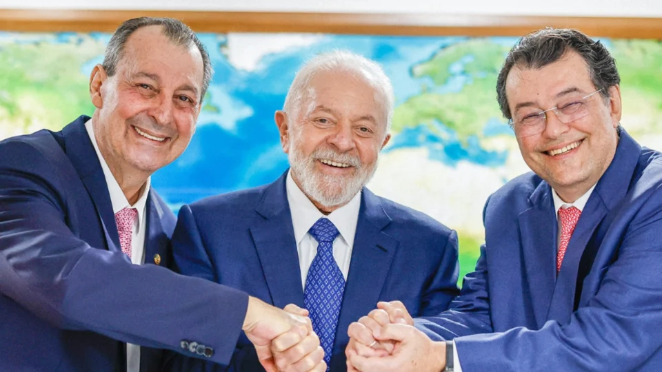 Omar e Braga votam com Lula para volta de DPVAT e liberação de R$ 15 bilhões para o governo gastar