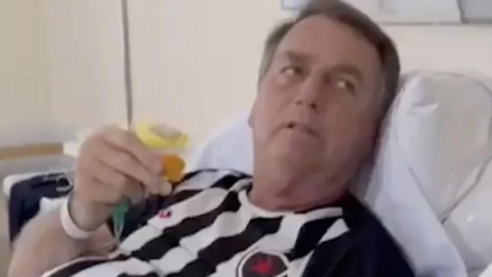 Bolsonaro segue estável e previne trombose venosa, diz boletim médico