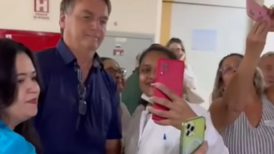 Bolsonaro deixa hospital em Manaus e se internará em São Paulo