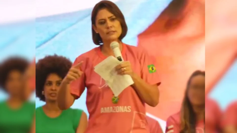 Michelle diz que governo ‘usa as mulheres para subir a rampa e depois bate a porta na cara delas’