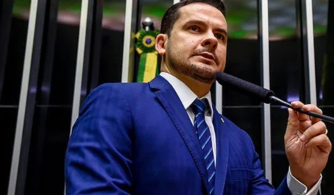 Alberto Neto vota a favor da urgência para o ‘PL da Globo’ e é chamado de ‘traidor’ pela direita