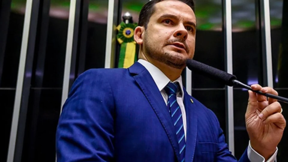 Alberto Neto vota a favor da urgência para o ‘PL da Globo’ e é chamado de ‘traidor’ pela direita