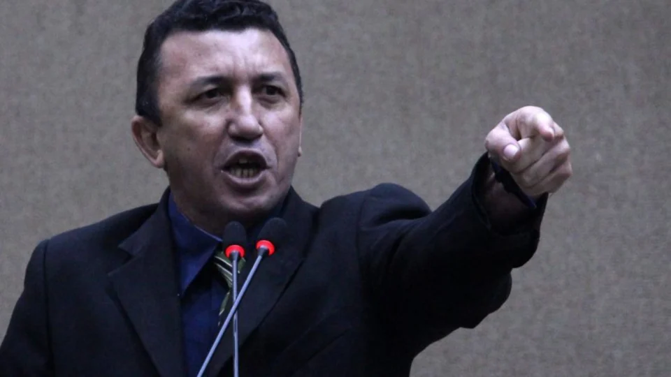Desbocado, vereador do PT ataca adversários de David e elogia prefeito