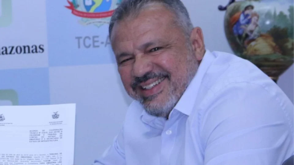 Ex-secretário de gestão de Amazonino recebe multa milionária por irregularidades em contrato