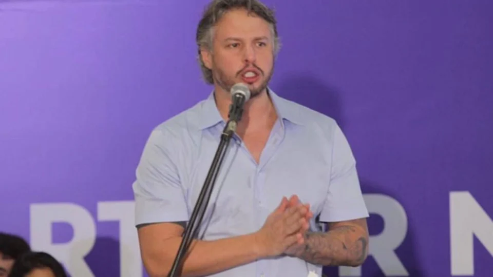 Morre Arthur Bisneto aos 44 anos em Manaus