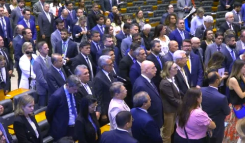 Congresso faz minuto de silêncio pela morte do ex-deputado Arthur Bisneto