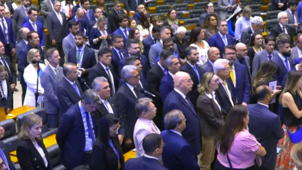 Congresso faz minuto de silêncio pela morte do ex-deputado Arthur Bisneto