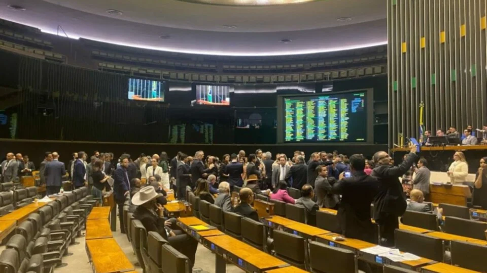 Congresso derruba veto de Lula e acaba com saidinha de presos