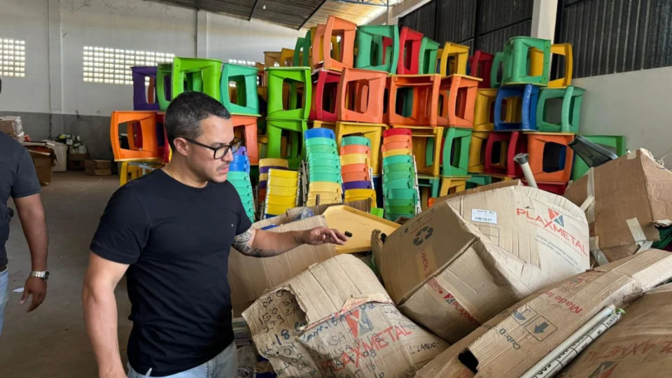 Após cobranças de vereador, prefeitura de Boa Vista entrega fardamento escolar