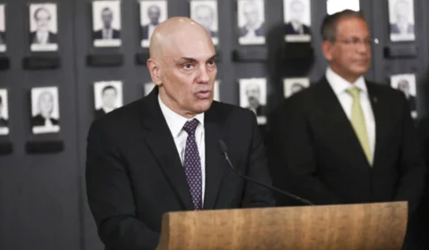 Ao deixar o TSE, Moraes cobra censura das redes sociais